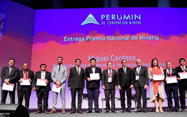 Docente Continental es premiado en PERUMIN 34- Convención Minera