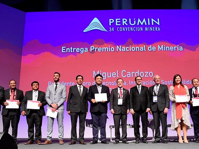 Docente Continental es premiado en PERUMIN 34- Convención Minera