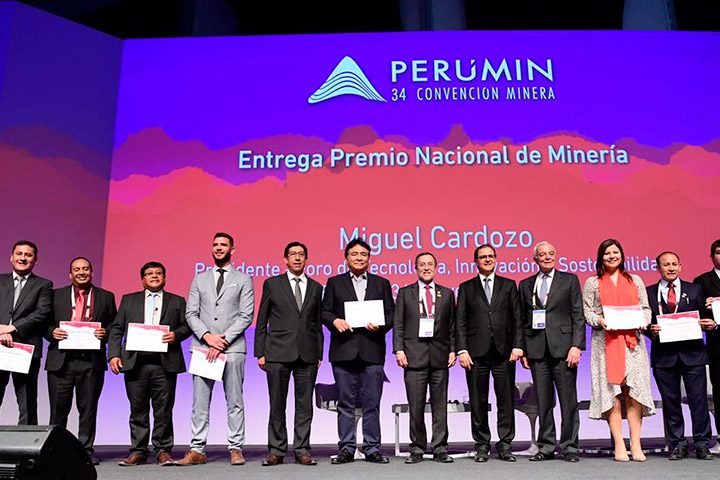 Docente Continental es premiado en PERUMIN 34- Convención Minera