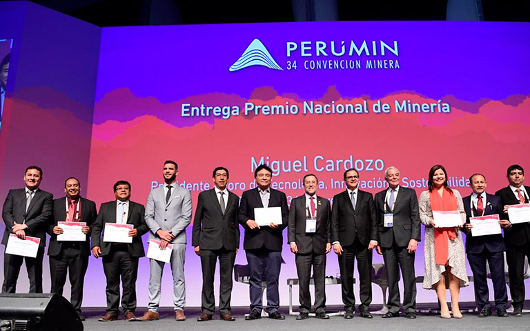 Docente Continental es premiado en PERUMIN 34- Convención Minera