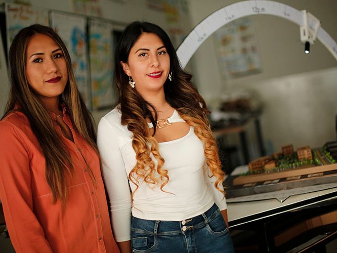 Arquitectura Egresadas patentan moderno instrumento de simulación solar