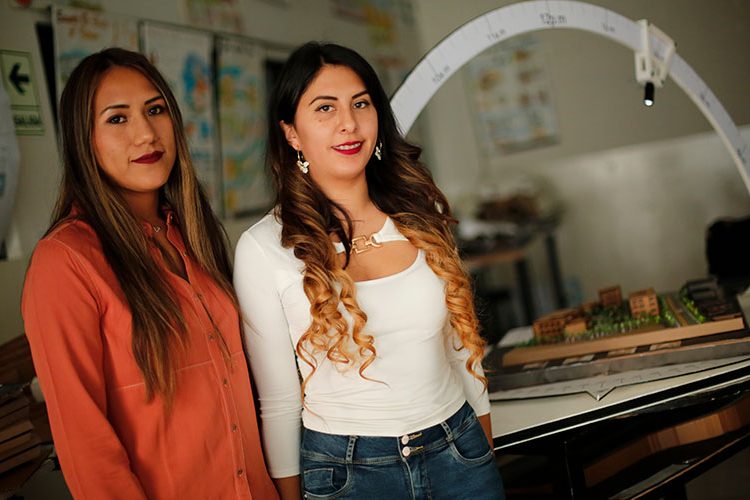 Arquitectura Egresadas patentan moderno instrumento de simulación solar