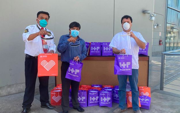 UnidosSiPodemos UC dona 40 viseras protectoras para Hospital de Ate